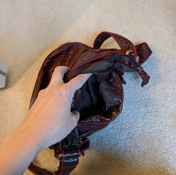 Burgundy soft crossbody with tons of pockets - Picture 3 of 4